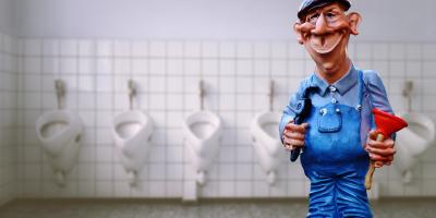 Handwerker steht im Bad